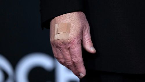 Um curativo é visto na mão do presidente Donald Trump enquanto ele caminha no tapete vermelho antes do 48º Kennedy Center Honor.