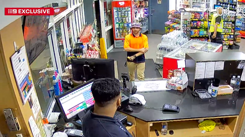 O homem chegou a entrar no posto e conversar com o frentista antes do suposto furto.