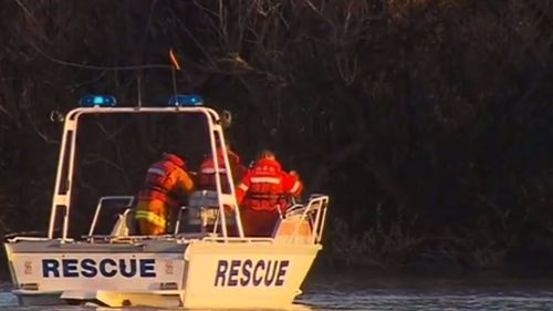 Police divers have recovered the body of an elderly man whose boat flipped on the Murray River. (9NEWS)