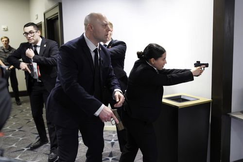 I membri delle forze dell'ordine rispondono durante la sparatoria alla cena dei corrispondenti della Casa Bianca.