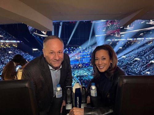 Doug Emhoff e Kamala Harris no concerto beneficente de La Fireaid, janeiro de 2025