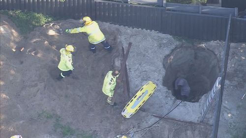 Man stuck in Perth backyard hole for hours rescued in major operation - 9News