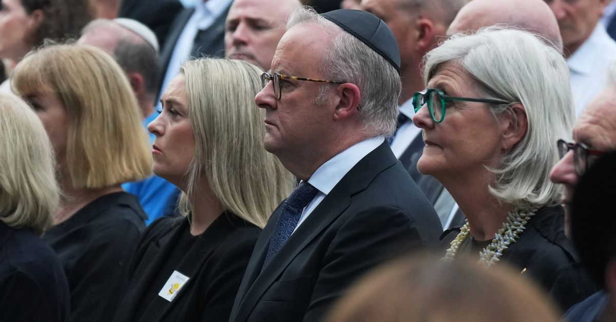 Bondi Beach Shooting: Albanese Booed, Minns Praised at Bondi Beach ...