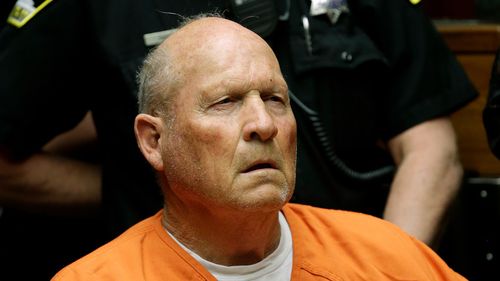 Joseph James DeAngelo hace su primera comparecencia ante el Tribunal Superior del condado de Sacramento acusado de asesinato y violación. (AP)
