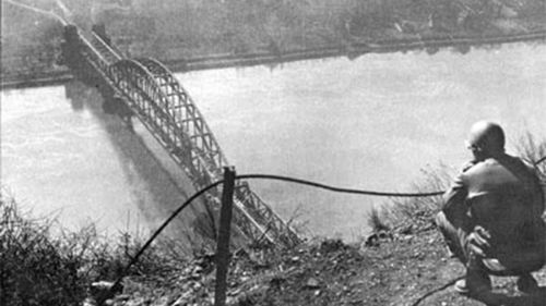 Müttefiklerin ilerleyişi, Remagen köprüsünün ele geçirilmesiyle hızlandı.