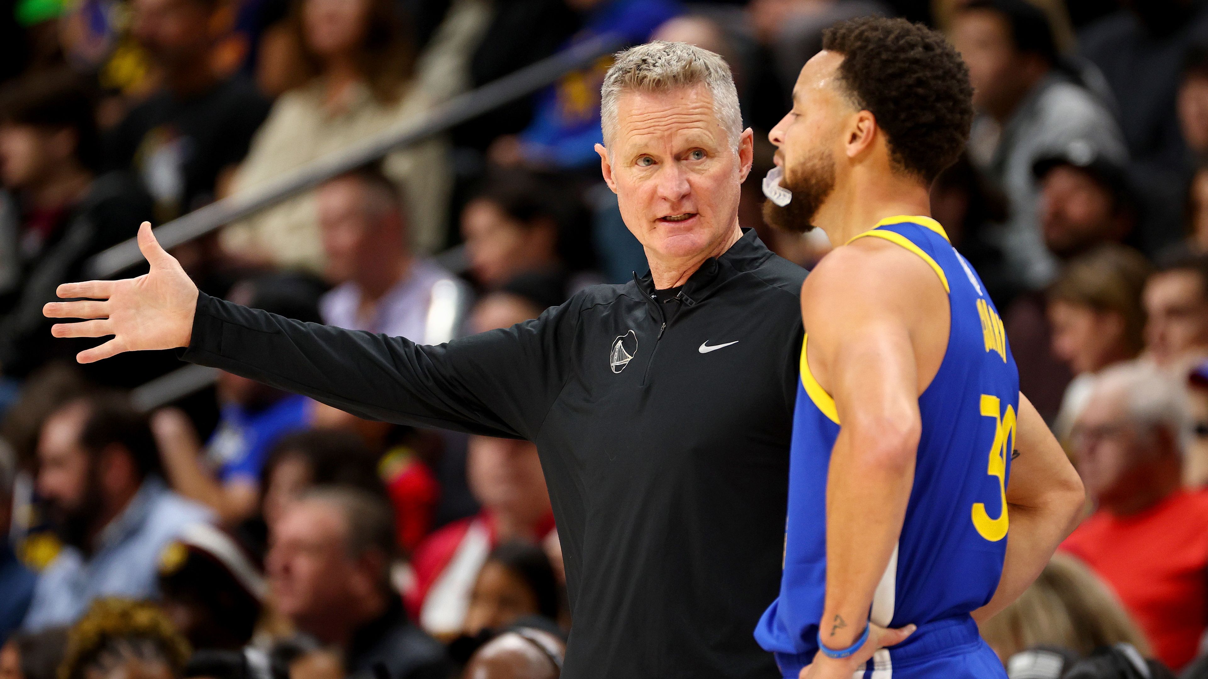 Golden State coach Steve Kerr speaks with Stephen Curry.