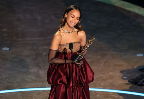  Zoe Saldana accepts the Best Actress In A Supporting Role award for "Emilia Pérez" onstage during the 97th Annual Oscars at Dolby Theatre on March 02, 2025 in Hollywood, California.  