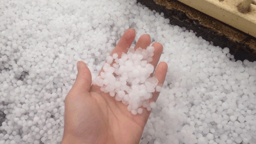 The hail has the appearance of small pebbles. (Instagram: zoe_bw123)