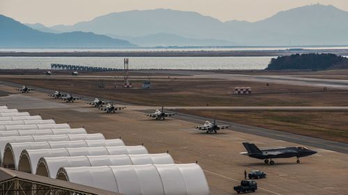 US Air Force F-16 Fighting Falcons and F-35A Lightning warplanes taxi on the runway at their South Korea base during the Vigilant Ace drills. (Photo: US Air Force).