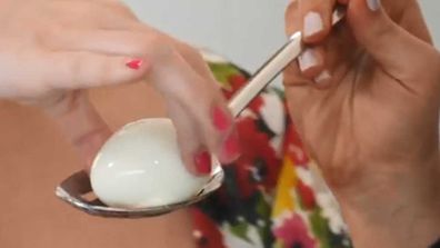 Leah Itsines shows off the egg peeling hack of your dreams