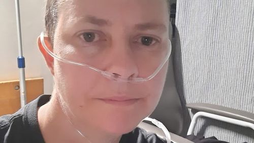 Parent célibataire de deux enfants, la psychologue clinicienne Ruth Nelson, 42 ans, a eu le COVID-19 deux fois et s'est retrouvée à l'hôpital pendant des semaines les deux fois. Elle a développé un Long COVID après la première infection et dit que ses symptômes se sont aggravés après l'avoir contracté à nouveau.