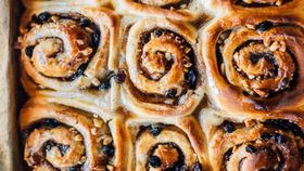 Fluffy vegan cinnamon rolls with currants and nuts