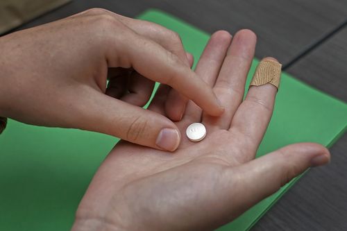 Mifepristone almak için bir klinikte hazırlanan bir hasta.
