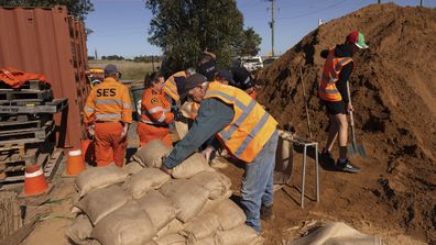 Forbes residents sandbags their homes and businesses as they prepare to order an evacuation amid rising flood waters.