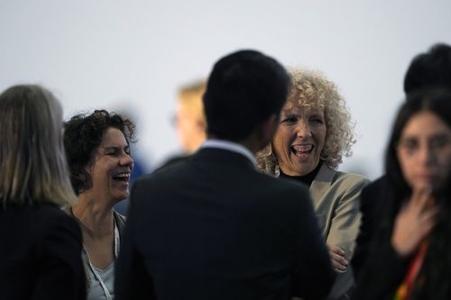 Майса Рохас, министр окружающей среды Чили (слева), и посланник Германии по климату Дженнифер Морган смеются перед заключительным пленарным заседанием саммита ООН по климату COP27 в воскресенье, 20 ноября 2022 г., в Шарм-эль-Шейхе, Египет.  (AP Photo/Питер Дежонг)
