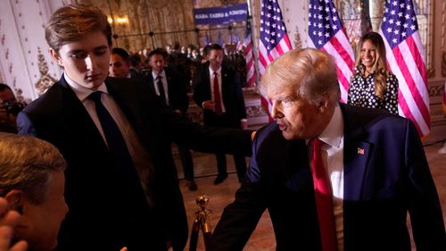 Donald Trump junto a su hijo Barron después de su discurso de anuncio de las elecciones.