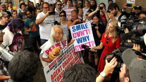 L'activiste de Sydney Danny Lim est vu à l'extérieur du commandement de la zone de police de la ville de Sydney, à Sydney, le dimanche 13 janvier 2019. Les manifestants se sont rassemblés pour se rassembler contre ce qu'ils disent être l'arrestation brutale de l'activiste bien connu de Sydney Danny Lim, qui a 74 ans- Agé de