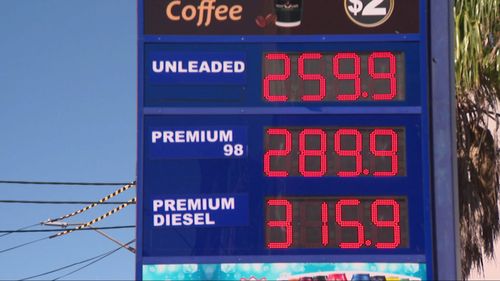 Gli ispettori sotto copertura stanno effettuando controlli casuali per impedire alle stazioni di servizio di aumentare i prezzi nel contesto della crisi del carburante.