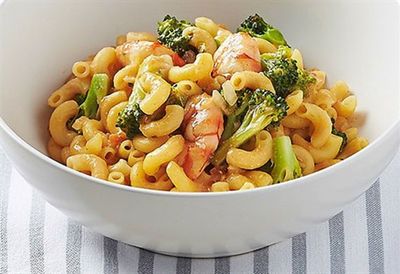 Gluten-free elbows with prawns, broccoli and ricotta sauce