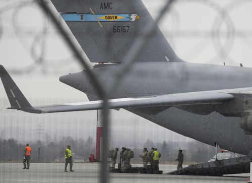 Des troupes de l'armée américaine de la 82e division aéroportée déchargeant des véhicules d'un avion de transport après leur arrivée de Fort Bragg à l'aéroport de Rzeszow-Jasionka, dans le sud-est de la Pologne, le dimanche 6 février 2022. Des troupes américaines supplémentaires arrivent en Pologne après que le président Joe Biden a ordonné le déploiement de 1 700 soldats ici au milieu des craintes d'une invasion russe de l'Ukraine.  Quelque 4 000 soldats américains sont stationnés en Pologne depuis 2017. (AP Photo/Czarek Sokolowski)