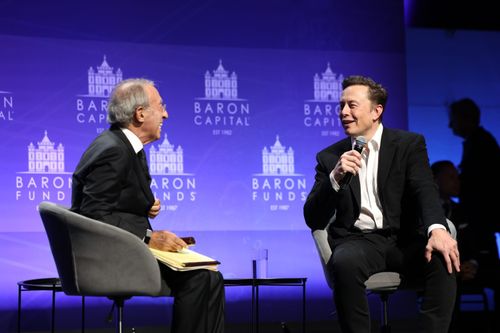 Председателят и главен изпълнителен директор на Barron Capital Group Рон Барън интервюира главния изпълнителен директор на Tesla Илон Мъск на 29-ата годишна инвестиционна конференция на Barron в Ню Йорк в петък, 4 ноември 2022 г.