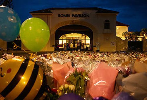Homenagens florais às vítimas do tiroteio em Bondi Beach em 2025, do lado de fora do Bondi Pavilion (George Chan/Getty)