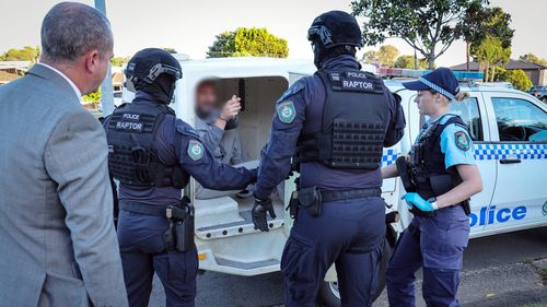 Um homem de 43 anos foi preso em Casula por seu suposto papel no assassinato de John Versace.