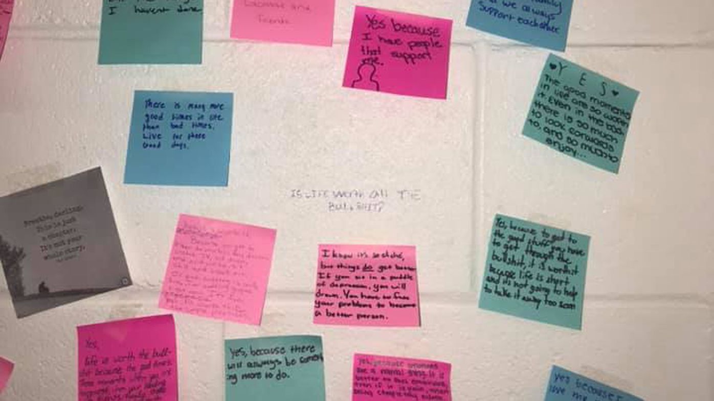 Students cover school walls in supportive notes for teen struggling ...