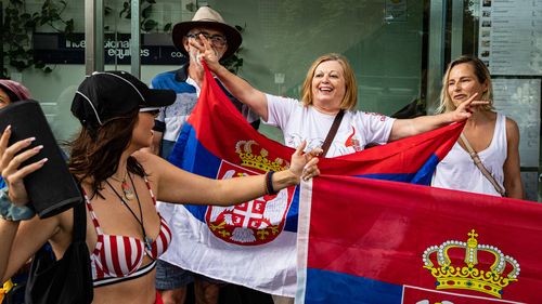 Les supporters se rassemblent devant le Park Hotel où Novak Djokovic a été emmené en attendant son expulsion du pays après l'annulation de son visa par les forces frontalières australiennes à Melbourne, en Australie.  C'est aussi là que sont également détenus les réfugiés.