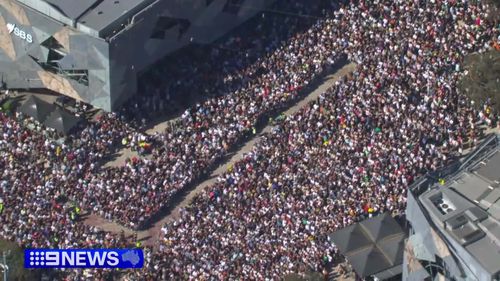 Pop superstar Robbie Williams has poured his heart out to thousands of adoring fans at a free concert in Federation Square in Melbourne.