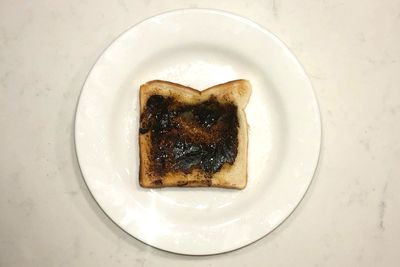 Vegemite and butter on toast: 125 calories