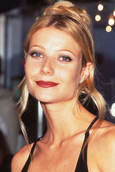 The artful placement of strands of hair is a favourite of Oscars
hairstylists. Here is Gwyneth Paltrow at the 1996 Academy Awards giving the
trend a whirl.