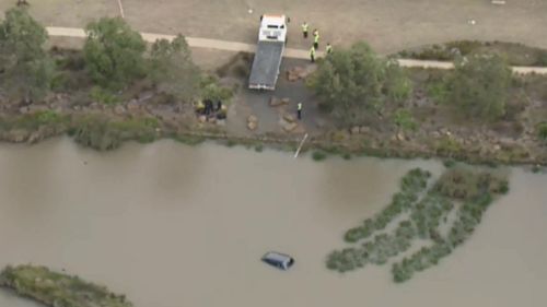 Police are preparing to remove the car from Lake Gladman. (9NEWS)