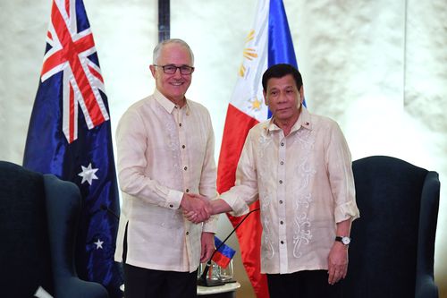 Malcolm Turnbull and Rodrigo Duterte talk in Manila after the prime minister's arrival. (AAP)