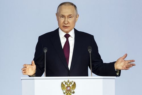 Le président russe Vladimir Poutine fait un geste alors qu'il prononce son discours annuel sur l'état de la nation à Moscou, en Russie, le mardi 21 février 2023 