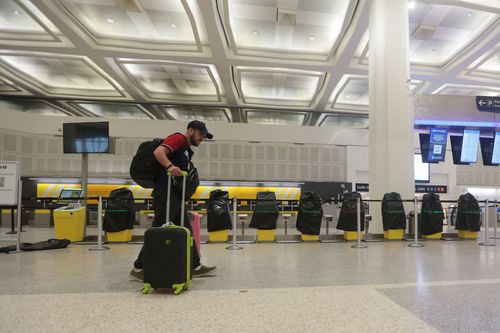 Um viajante passa pelos quiosques cobertos da Spirit Airlines, sábado, 2 de maio de 2026, no Aeroporto Intercontinental George Bush, em Houston. (Foto AP/Lekan Oyekanmi)
