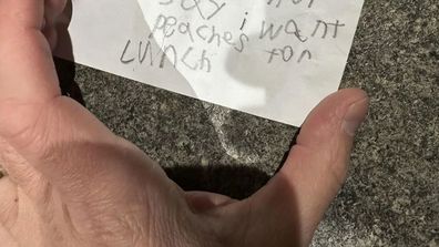 Note from child about peaches in lunchbox shared on Reddit