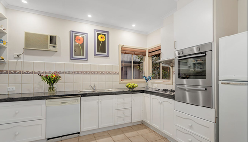 O interior da casa de um casal de Melbourne que escravizou uma mulher durante oito anos e teve o produto da venda confiscado.