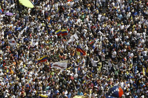 Thousands march against the government 