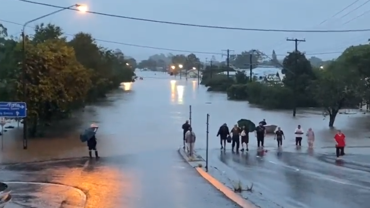 Hàng chục nghìn người bị ảnh hưởng bởi lũ lụt lớn ở bang New South Wales