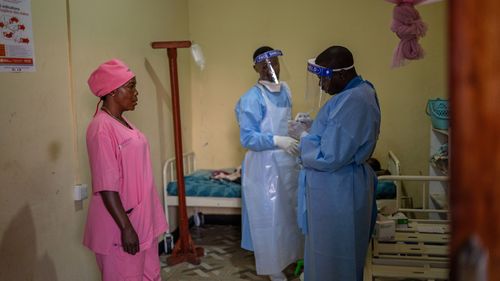 Manza Pantience, a sinistra, un'ostetrica del Karibuni wa Mama, supervisiona gli operatori sanitari che raccolgono i campioni dei pazienti per i test sull'Ebola presso l'ospedale Sofepadi di Bunia, Congo, venerdì 29 maggio 2026. (AP Photo/Moses Sawasawa)