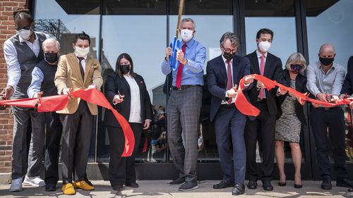 New York Mayor Bill de Blasio, center, alongside Matthew Putman, co-founder and CEO of Nanotronics, center right, participated in a ribbon-cutting ceremony to mark the opening of a Nanotronics manufacturing center at the Brooklyn Navy Yard in April this year. 