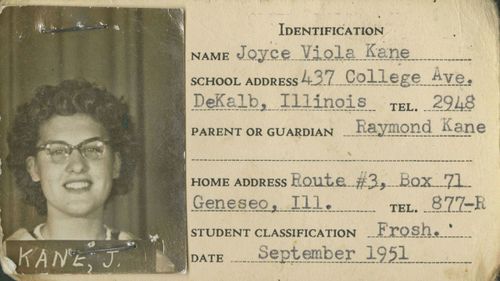 Une femme de 90 ans va enfin traverser la scène et recevoir son diplôme, 71 ans après sa première inscription à l'université. Joyce DeFauw, puis Joyce Viola Kane, a commencé sa première année à la Northern Illinois University en 1951 avec un plan pour obtenir son diplôme avec un diplôme en économie domestique.