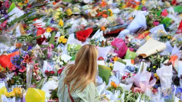 Thousands leave floral tributes in the wake of the Martin Place siege. (9NEWS)