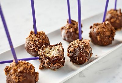Recipe:&nbsp;<a href="http://kitchen.nine.com.au/2016/05/05/15/12/crunchie-chocolate-icecream-pops" target="_top">Crunchie chocolate ice-cream pops<br>
</a>