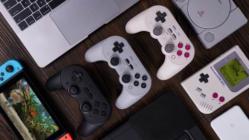 Nintendo 콘솔의 고전적인 모습, 오리지널 GameBoy 컬러 시스템 및 PlayStation 컨트롤러와 유사한 느낌으로 SN30 Pro 2는 모든 상자를 틱합니다.