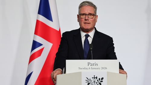 Il primo ministro britannico Keir Starmer tiene un discorso alla firma della dichiarazione sullo spiegamento delle forze post-cessate il fuoco in Ucraina durante il vertice della 