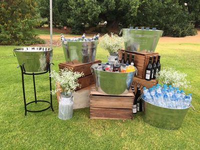 How to set up a drink station: Entertaining guests and serving drinks in  different ways at parties