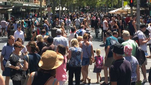 The crowd waits for updates as police examine the suspicious package at Circular Quay. (Katana Smith, Twitter)