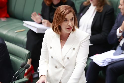 CANBERRA, AUSTRÁLIA - OUTUBRO 07: O Ministro do Esporte, Ministro das Comunicações, Hon Anika Wells MP, responde a perguntas no período de perguntas em 07 de outubro de 2025 em Canberra, Austrália. O parlamento da Austrália reuniu-se para sessões quando uma série de questões prementes vieram à tona, desde a inflação e o custo de vida a nível interno até à relação da Austrália com os seus aliados na região e fora dela, a nível internacional. (Foto de Hilary Wardhaugh/Getty Images)